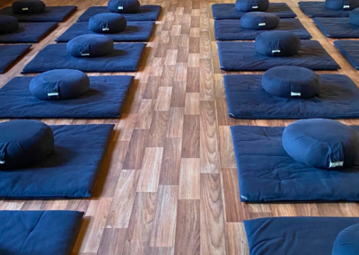 Rækker af sorte meditations puder og zabutonner