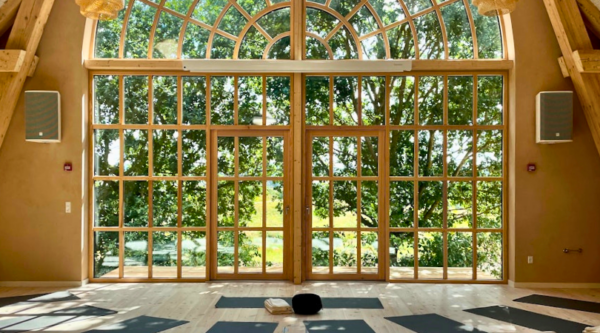 En dag i stilhed med yoga og meditation 3/5