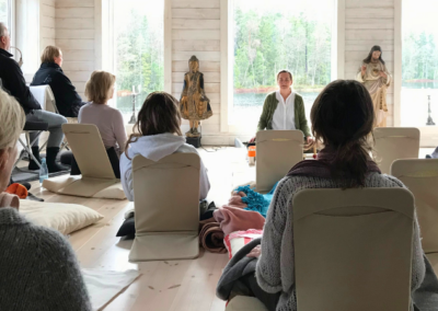 Meditationssal med deltagere