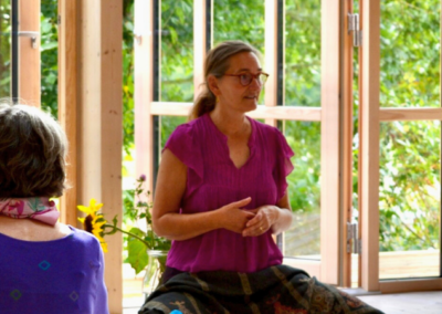 Christin underviser meditation i Siala